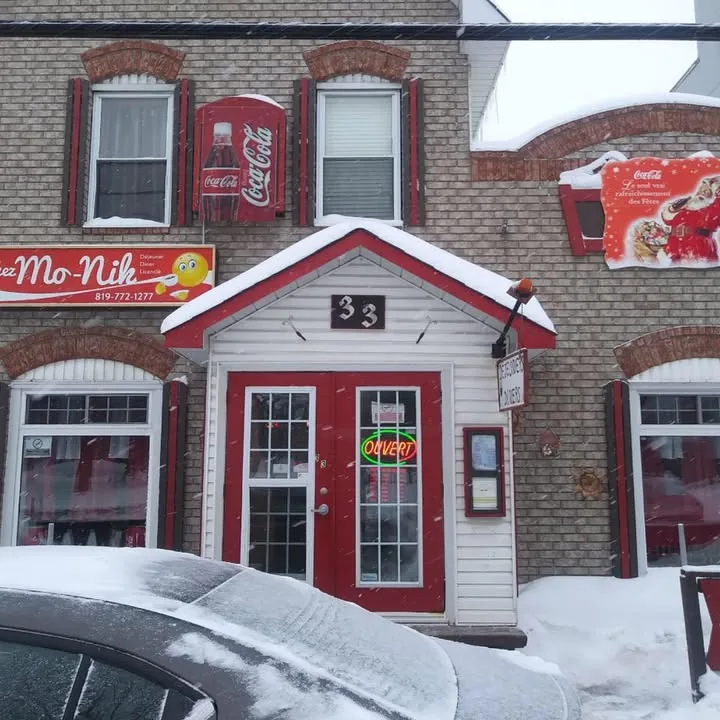 Façade du restaurant, maison convertie décorée d'objets Coca-Cola d'époque, boulevard Saint-Joseph